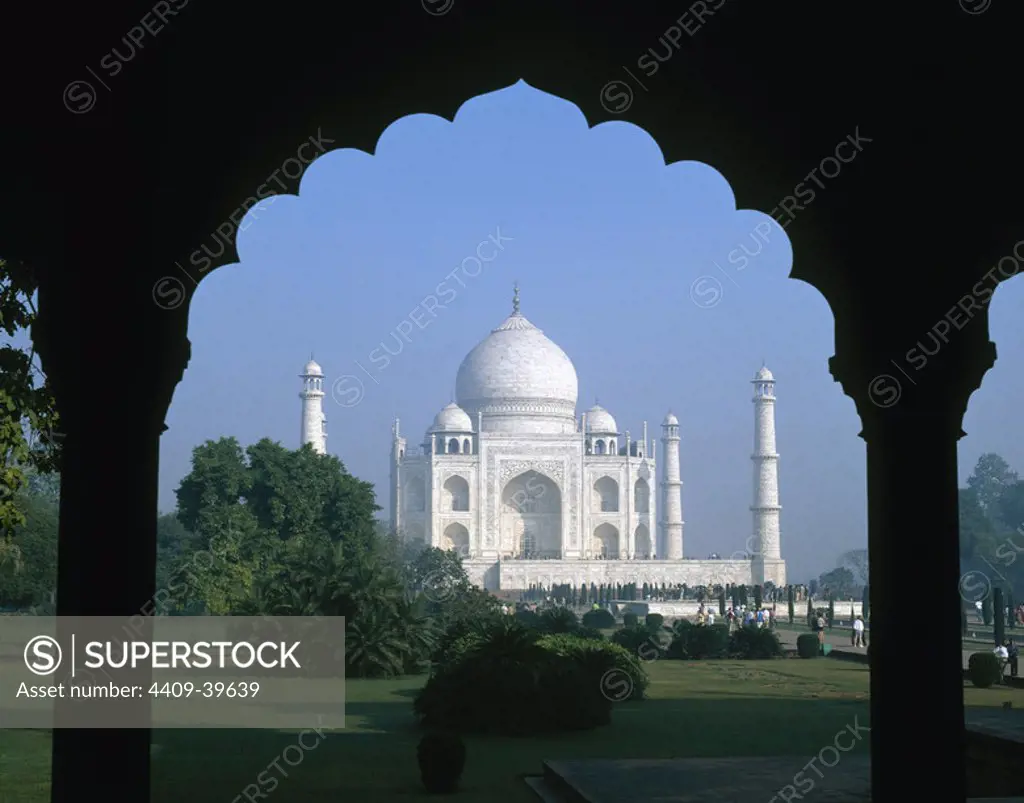 INDIA. AGRA. Vista del TAJ MAHAL. Mausoleo construido por el arquitecto Ustud-Isa para albergar los restos de Muntaz Mahal (m.1631), esposa de Sah Yahan.