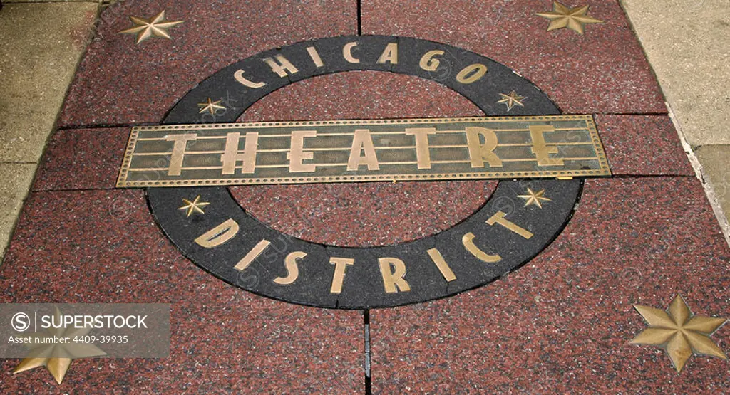"CHICAGO THEATRE DISTRICT". Inscripción en el pavimento de la Avenida Michigan. CHICAGO. Estado de Illinois. Estados Unidos.