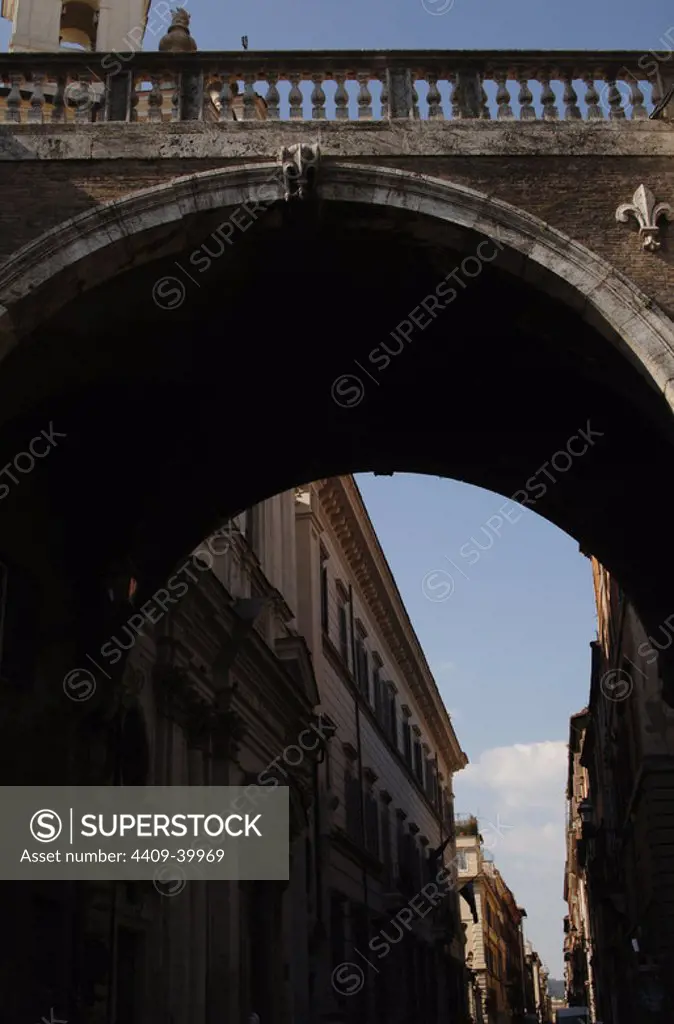 Italy. Rome. Farnese Arch in Via Giulia, designed by Michelangelo (1475-1564) to link the Farnese Palace with other palaces as wanted the Pope Paul III. It was built in 1603, long after the artist's death. Sculpted, a fleur-de-lis, symbol on the Farnese family coat of arms.