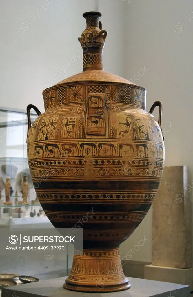Greek art. Terracotta krater with lid surmounted by a small hydria. Geometric Period. Ca. 750-740 BC. Found on Kourion, Cyprus. Metropolitan Museum of Art. New York. Unidos.r States.