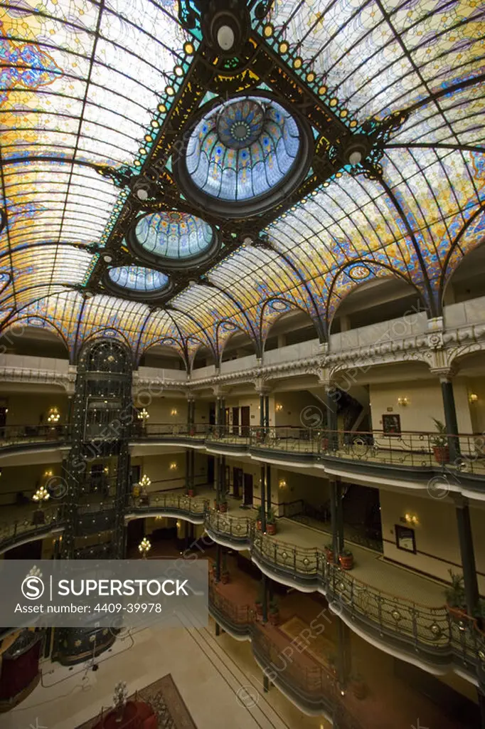 GRAN HOTEL CIUDAD DE MEXICO. Construído entre finales del siglo XIX y principios del XX. Vista del VESTIBULO con la BOVEDA DE CRISTAL, obra de Jacques GRUBER (1908). MEXICO D. F. México.