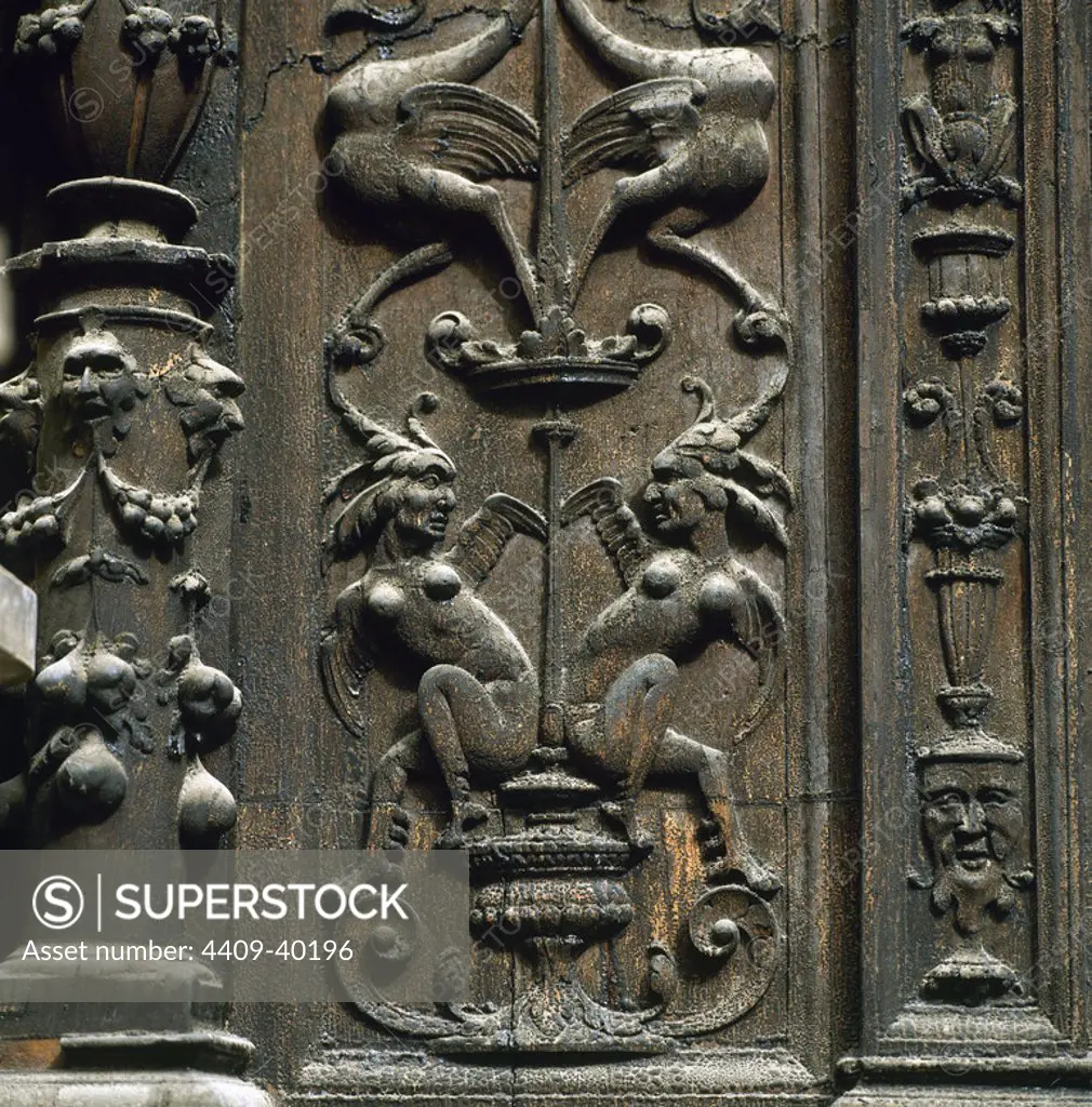 Representación de dos ARPIAS, talladas en madera del s. XVII, en la puerta de la COLEGIATA DE SANTA MARIA LA MAYOR. CALATAYUD. Provincia de Zaragoza. Aragón. España.