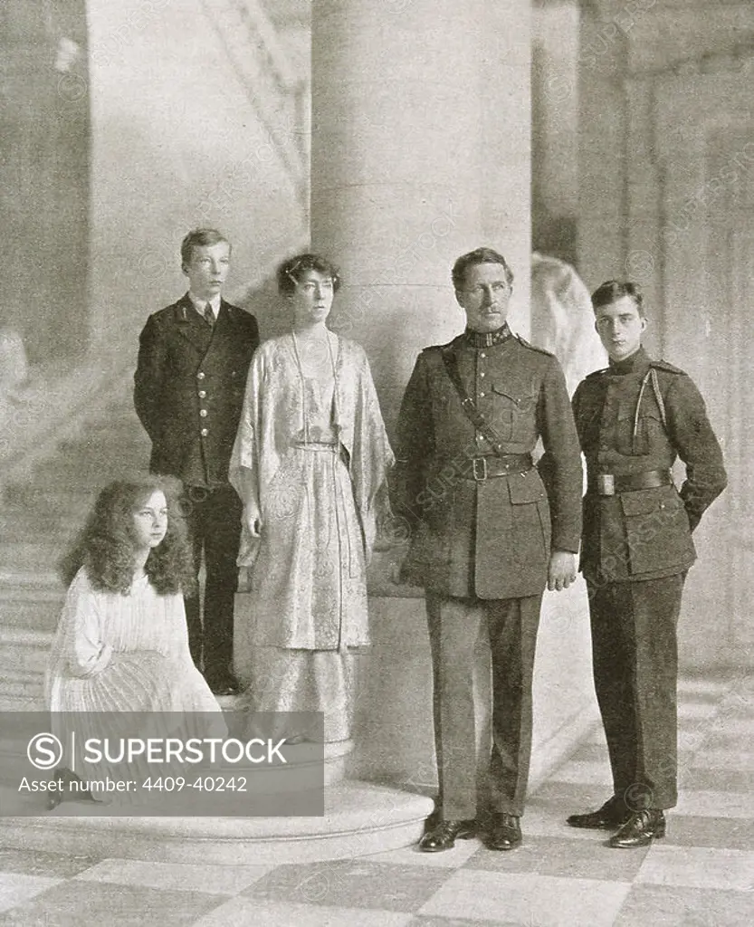 Albert I (1875-1934). King of Belgium (1909-1934). The Belgian royal family at the Castle of Laeken. King Albert and Queen Elizabeth surrounded by their children: Prince Leopold Philippe, Duke of Brabant and future Leopold III, Prince Karl Theodor, Count of Flanders and Regent, and Princess Maria Jose. Photo 1920.