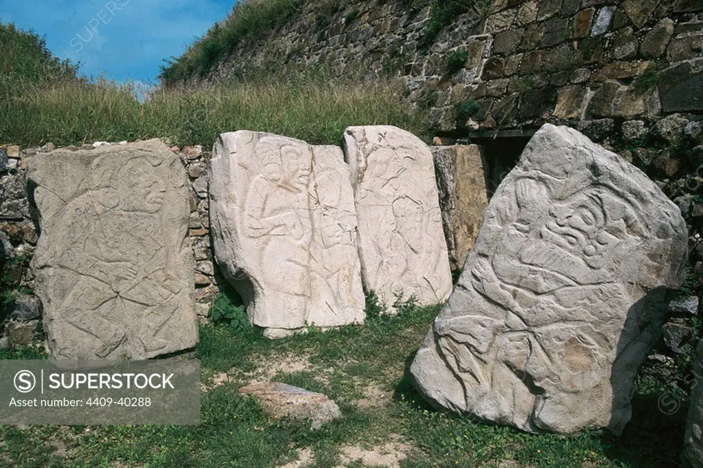 ARTE PRECOLOMBINO. ZAPOTECA. SITIO ARQUEOLOGICO DE MONTE ALBAN. LOS DANZANTES. Relieves de influencia olmeca tanto en su estilo como en el tipo físico que representan. Recubrían los cuerpos de uno de los primeros edificios construidos en Monte Albán (400 años a. C.). Oaxaca. México.