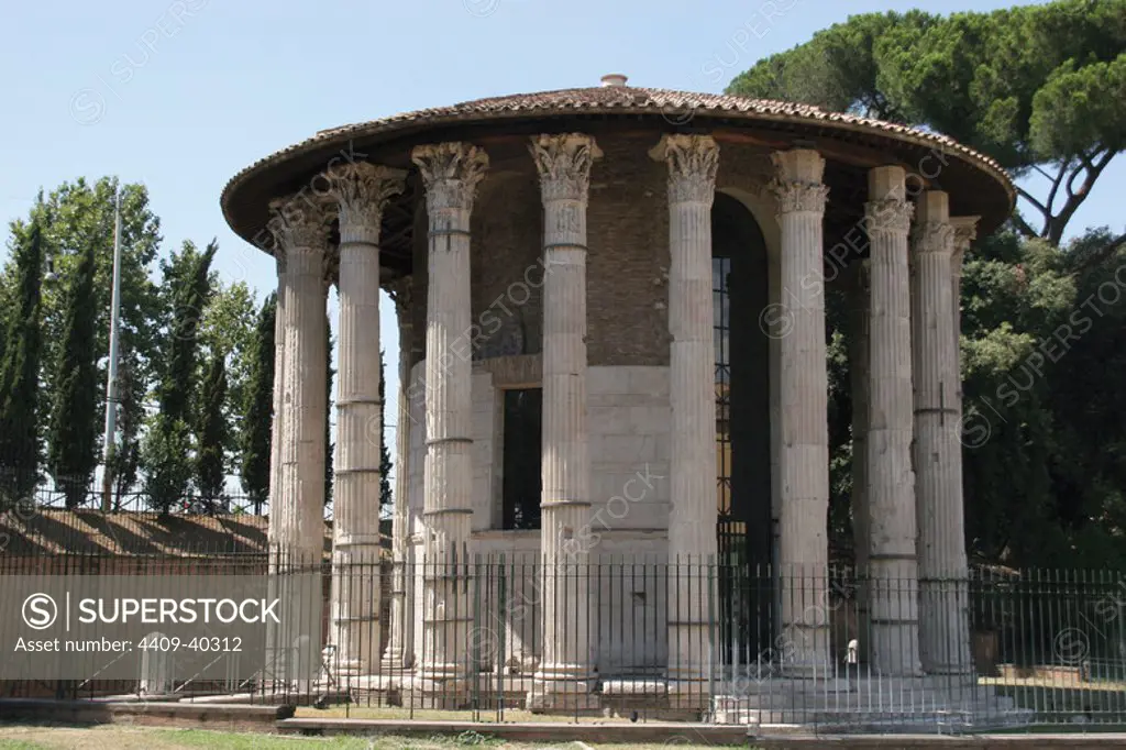 Roman Art. The circular temple of Hercules Victor (formerly tought to be a Temple of Vesta). Built in the second century B.C. Forum Boarium. Itay. Rome.
