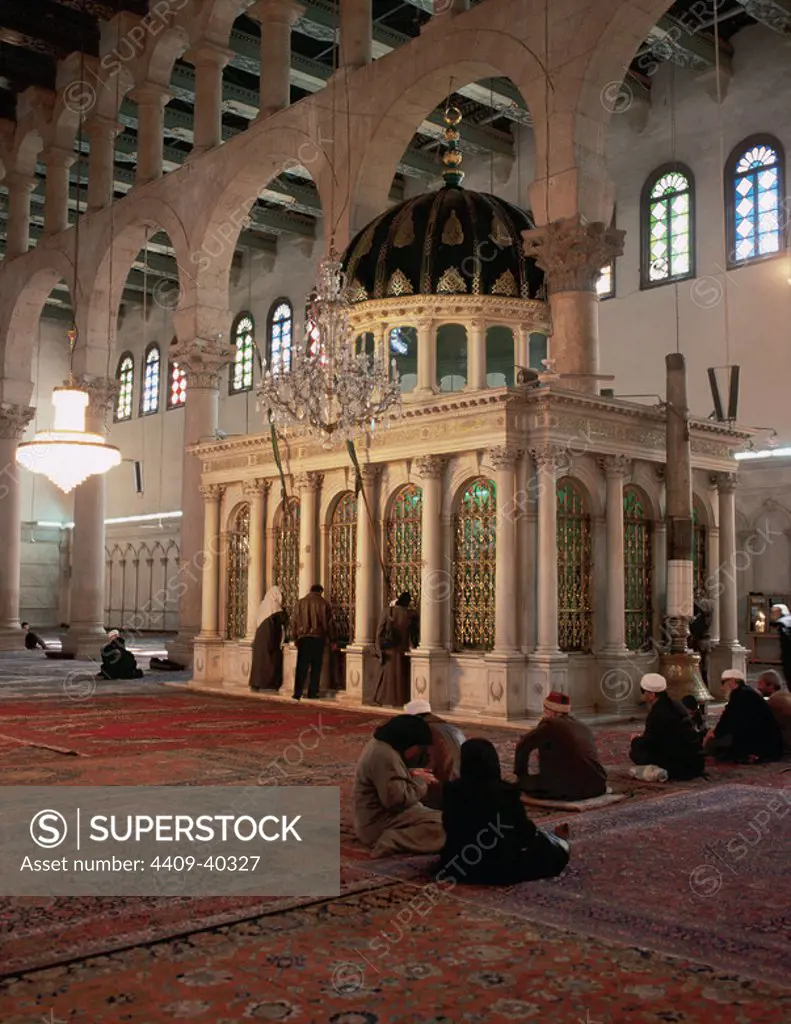 MOSQUE OF DAMASCUS. View of the Prayer Room or haram. The marble mausoleum indicates the place where was buried the head of Saint John the Baptist, revered by Muslims as a prophet. Building from the VIII century. Damscus. Syria.