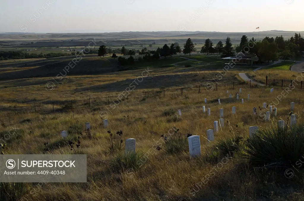 MONUMENTO NACIONAL DEL CAMPO DE BATALLA DE LITTLE BIGHORN (25-26 de junio de 1876). "LAST STAND HILL 7TH CAVALRY MEMORIAL". En la colina está marcado con lápidas el lugar en el que cayeron muertos Custer y los soldados del Séptimo de Caballería. Estado de Montaña. Estados Unidos.