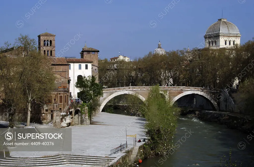 Italy. Rome. Pons Fabricius. Built in 62 BC by Lucius Fabricius. Tiber Island.