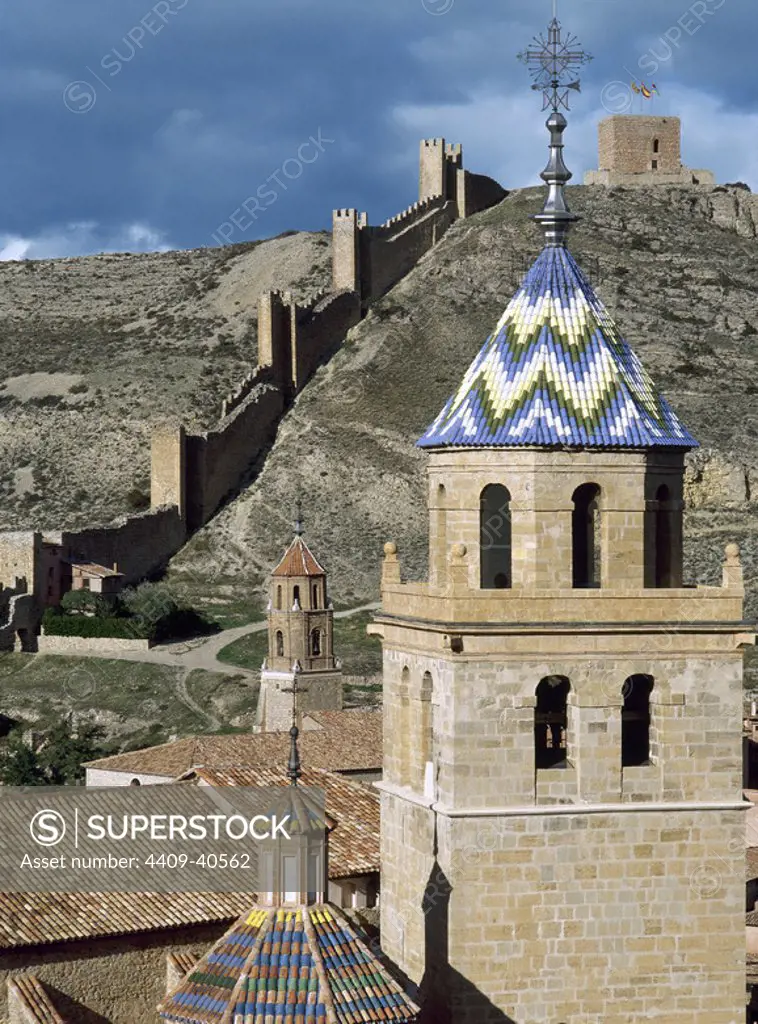 ARAGON. ALBARRACIN. Vista de la TORRE de la CATEDRAL DEL SALVADOR, erigida hacia el 1200 por el Obispo don Martín. A finales del s. XIV y en 1532 fue reformada. Al fondo, las MURALLAS. Provincia de Teruel. España.