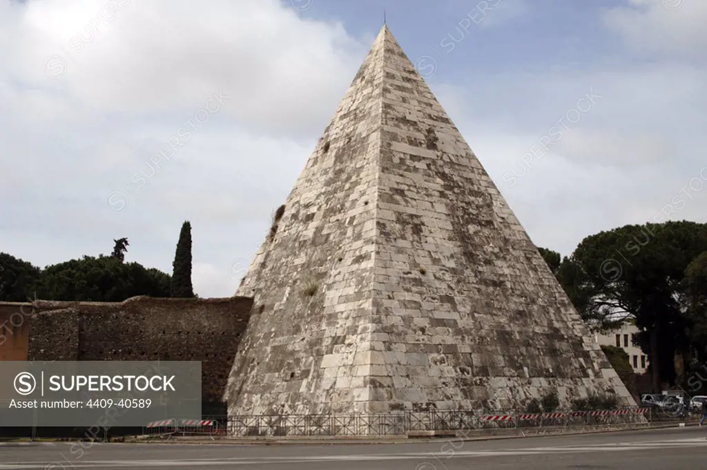 Italy, Rome. Pyramid of Cestius. Tomb for Gaio Cestio Epulones. C. 12 BC. Slabs of white marble standing on a travertine foundation. Roman period.