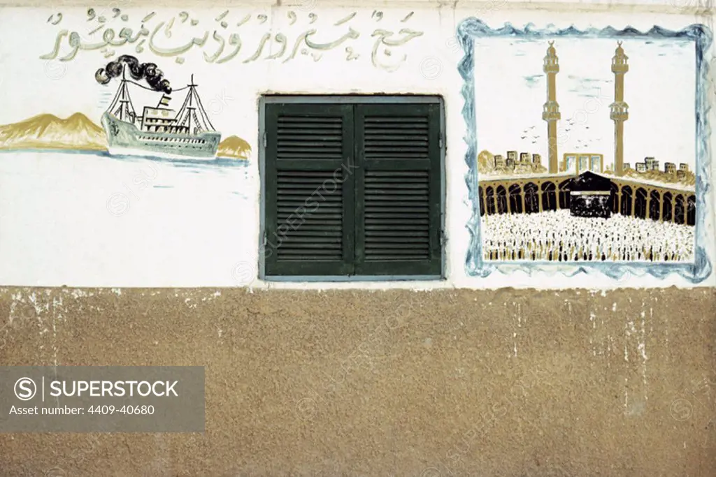 Pinturas en la fachada de una casa alusivas al viaje relizado a La Meca. Assuan. Egipto.