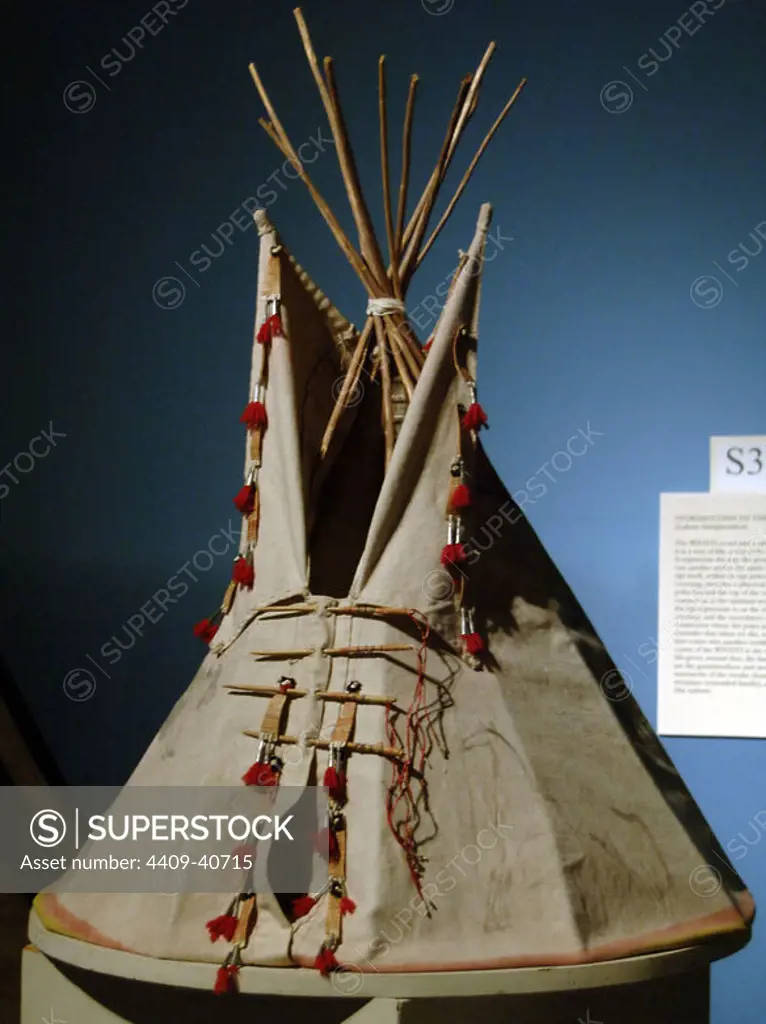 INDIOS DE NORTEAMERICA. Detalle de un TIPI (vivienda india). The Journey Museum. Rapid City. Estado de Dakota del Sur. Estados Unidos.
