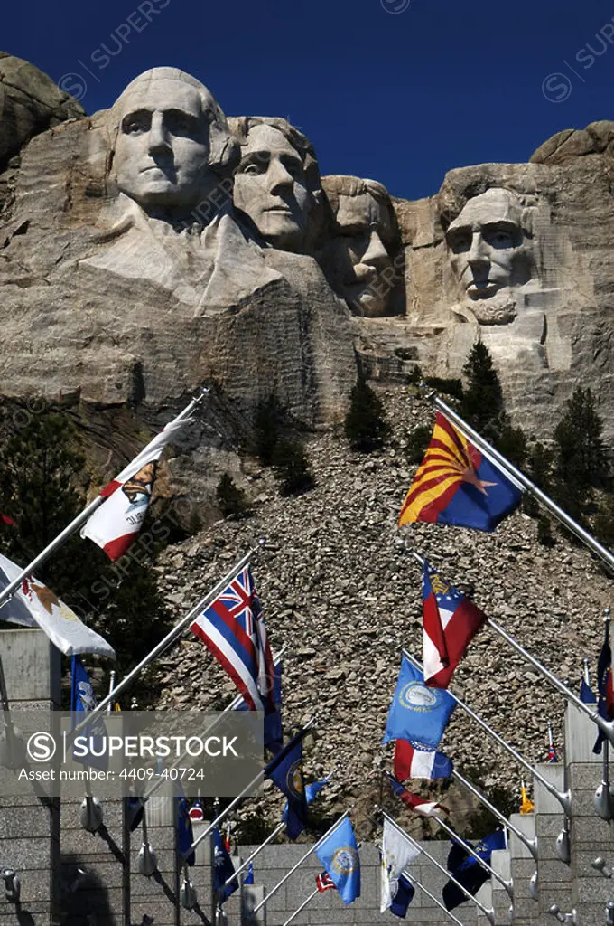 BANDERAS de los diferentes ESTADOS del país ondeando frente al MOUNT RUSHMORE (MONTE RUSHMORE) con las cabezas de los presidentes WASHINGTON, JEFFERSON, ROOSEVELT y LINCOLN. Declarado Monumento Nacional en 1925. KEYSTONE. Estado de Dakota del Sur. Estados Unidos.