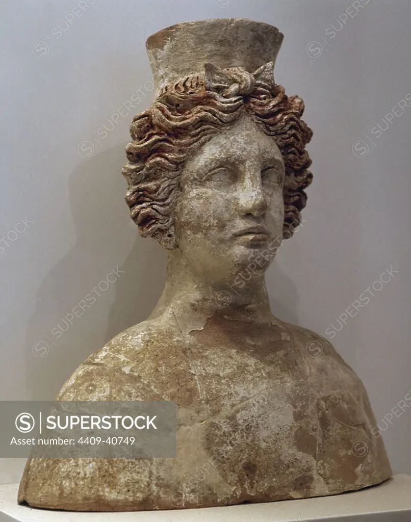 ARTE IBERICO. España. DIOSA TANIT. Busto en terracota. Fechado hacia el siglo V a. C. Museo Arqueológico de Ibiza. Islas Baleares.