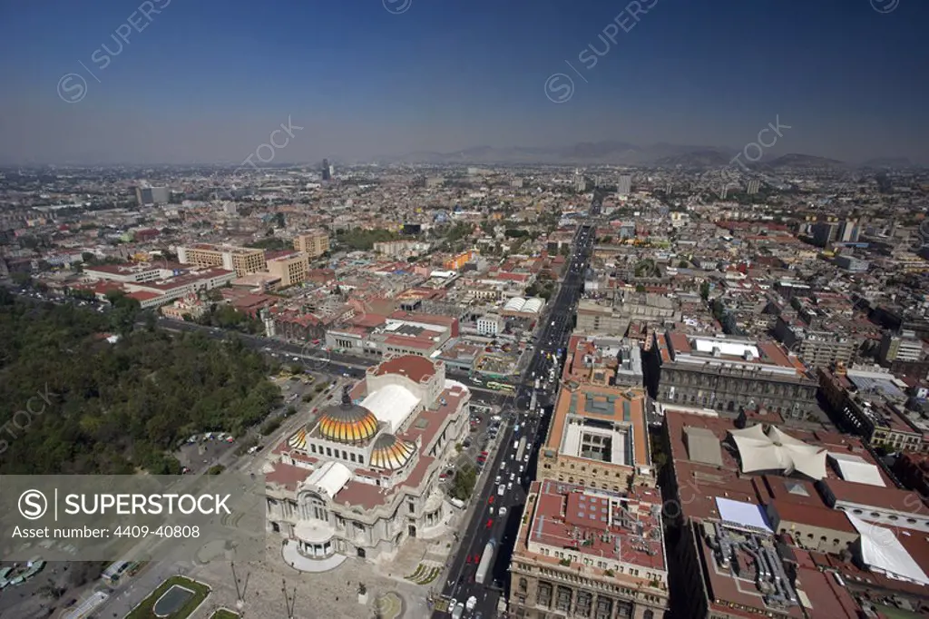 MEXICO. MEXICO D. F. Vista aérea del centro histórico de la ciudad, declarado Patrimonio de la Humanidad por la UNESCO, con el PALACIO DE BELLAS ARTES, iniciado en 1904 por Adamo BOARI y finalizado en 1934 por Federico MARISCAL, en primer término.