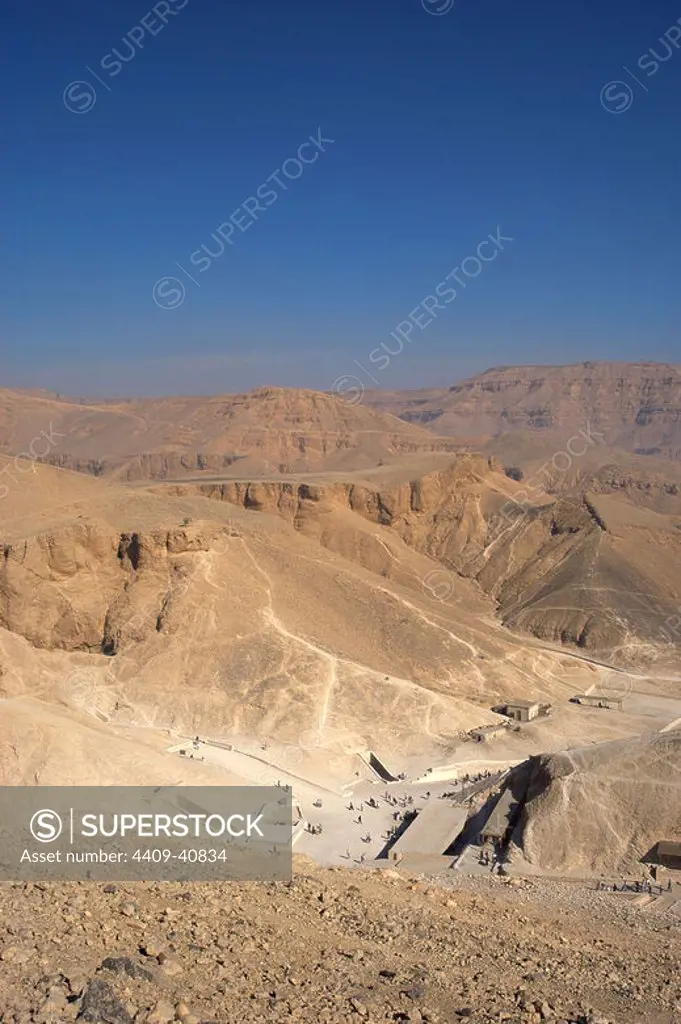 EGYPT. VALLEY OF THE KINGS. Overview of the mountain chain that stretches behind Deir el-Bahari. In the rock walls are carved the tombs of the pharaohs of the New Kingdom. All of these are hypogea. Theban necropolis.