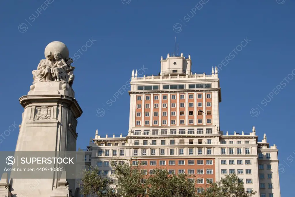 MADRID. Vista parcial del MONUMENTO A MIGUEL DE CERVANTES (1547-1616), situado en la PLAZA DE ESPAÑA, donde se representa a los CINCO CONTINENTES LEYENDO EL QUIJOTE Y SUJETANDO LA BOLA DEL MUNDO. España.