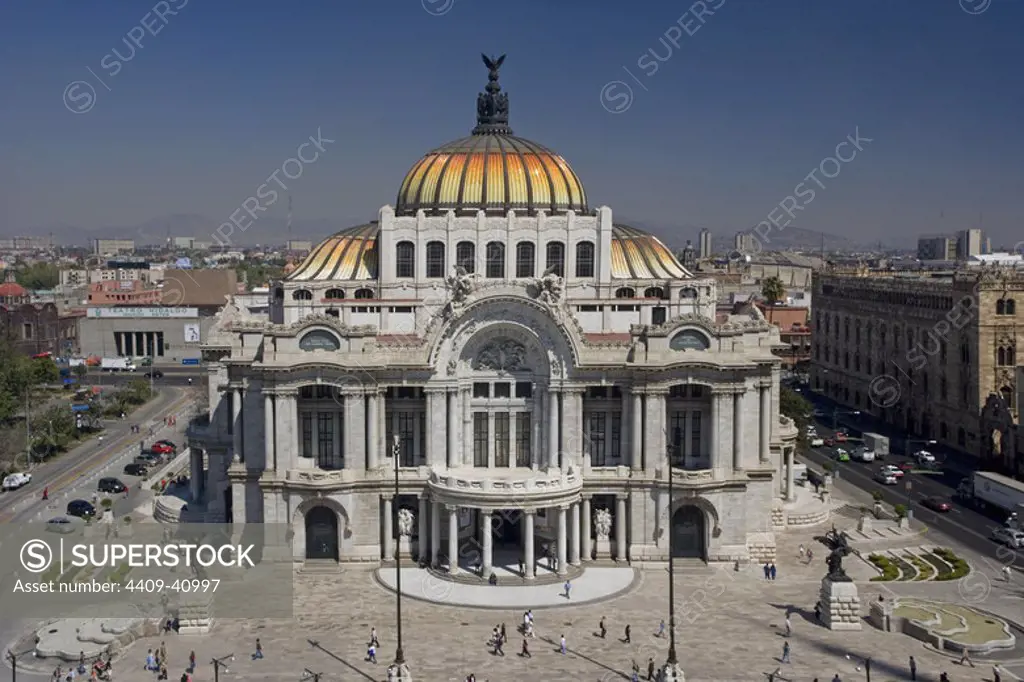 MEXICO. MEXICO D. F. Vista general del exterior del PALACIO DE BELLAS ARTES, iniciado en 1904 por Adamo BOARI y finalizado en 1934 por Federico MARISCAL. Situado en el centro histórico de la ciudad, declarado Patrimonio de la Humanidad por la UNESCO.
