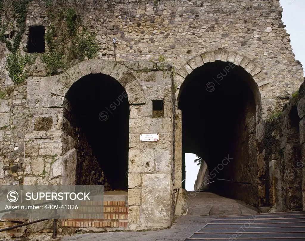 Pompeii. Ancient roman city. Porta Marina, formed by a massive gallery with 2 passes, one for pedestrians and one for wagons. Campania, Italy.