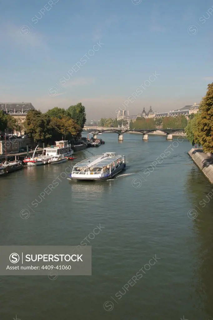 Boat load on Sena River. Pari´s. France. Europe.