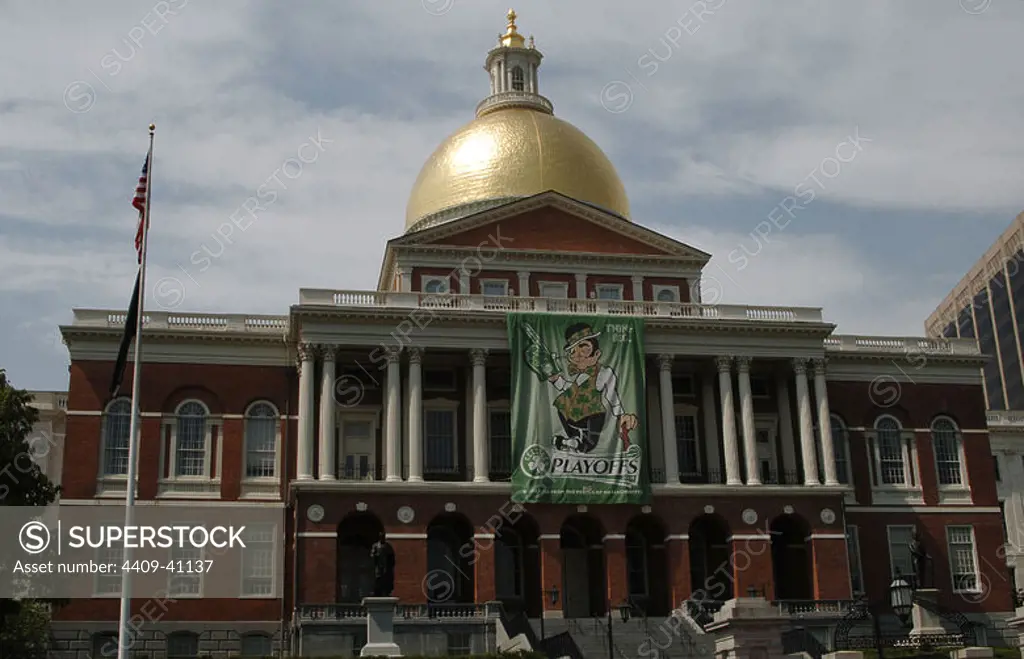 United States. Boston. Massachusetts State House. 18th century. Designed by Charles Bulfinch. On the facade, basketball team banner of the "Boston Celtics" for the play off against "Los Angeles Lakers," June 2008.