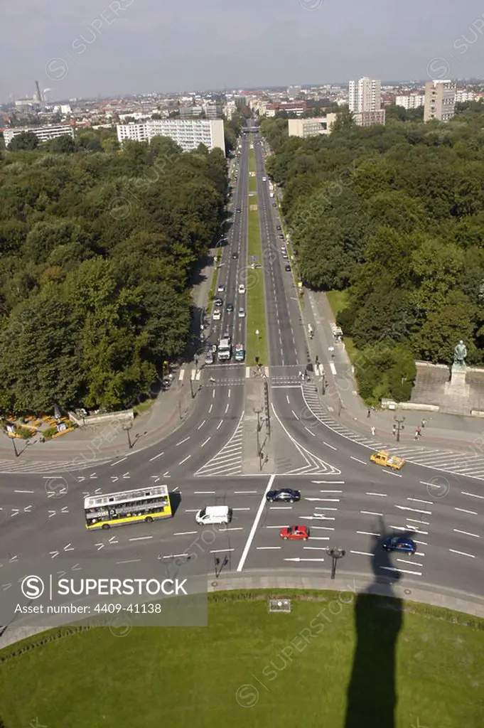 Germany. Berlin. Aerial view of Altonaer Avenue crossing the Tiergarten park and the Grosser Stern roundabout.