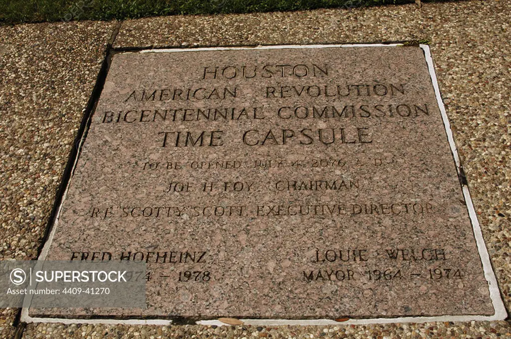 PLACA en el lugar donde está enterrada una CAPSULA DEL TIEMPO, que deberá abrirse el 4 de julio de 2076. Parque Sam Houston. HOUSTON. Estado de Texas. Estados Unidos.