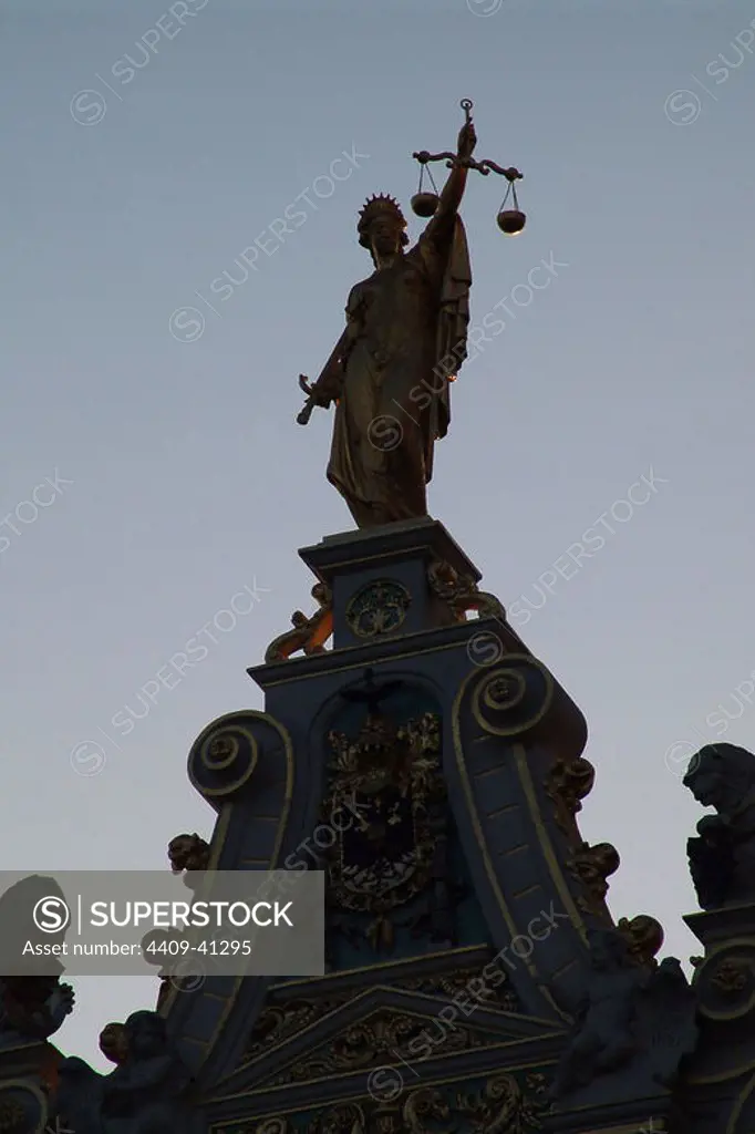 Estatua representando a la Justicia, que corona la Casa Brugse Vrije. S. XVIII. Fue Palacio de Justicia y actualmente alberga el archivo municipal. Está situada en la Plaza de Burg. Brujas. Provincia de Flandes Occidental. Bélgica.