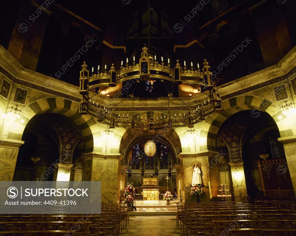 Aachen Cathedral. Palatine Chapel. Interior with the bronze chandelier provided by emperor Barbarossa. 1168. Germany.