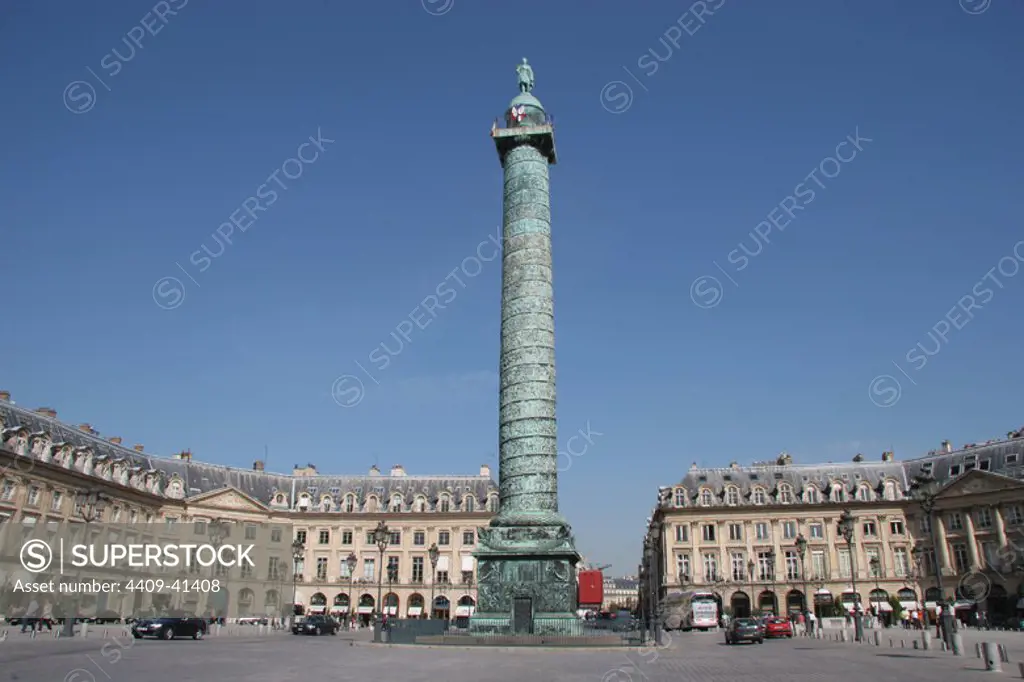 Paris. Vendome Square. Built by architect Hadouin-Mansart between 1687-1720. At the center, the Column Vendome erected by Napoleon Bonaparte to conmemorate the Battle of Austerlitz. France. Europe.