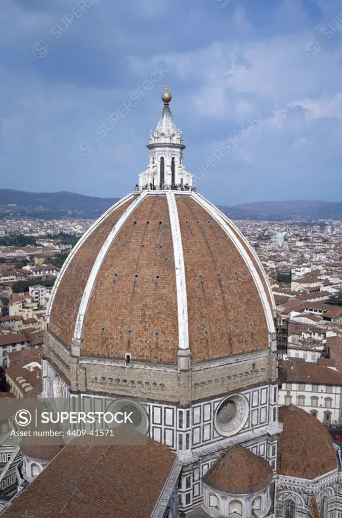 Dome by the Florence Cathedral. 15th century. Built by Filippo Brunelleschi (1377-1446). Exterior. Italy.