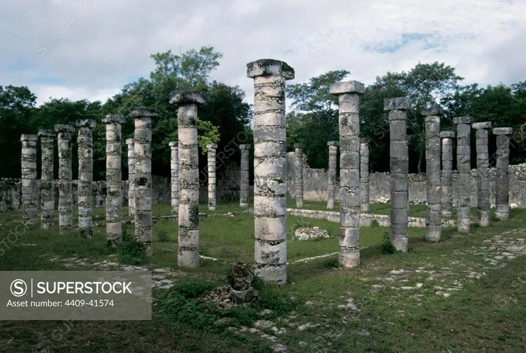 ARTE PRECOLOMBINO. MAYA. EL MERCADO. Columnas del edificio. Chichen Itzá. Estado de Yucatán. México.