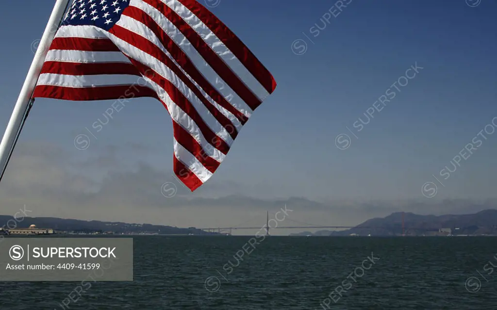 BANDERA DE LOS ESTADOS UNIDOS en el ferry de la Bahía de San Francisco. Estado de California. Estados Unidos.