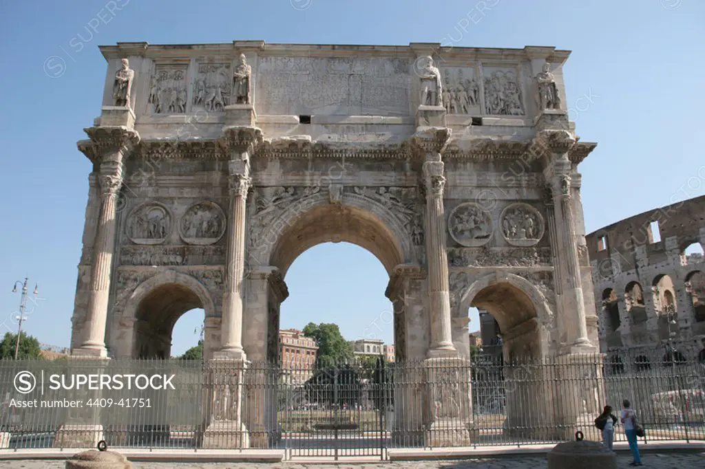 Roman Art. Arch of Constantine. Triumphal arch. It was erected to commemorate Constantine victory over Maxentius at the Batlle of Milvian Bridge (October 28, 312). Reuse of parts of earlier buildings. View the arch seen form Via Triumphalis. IV century AD. Rome. Italy. Europe.