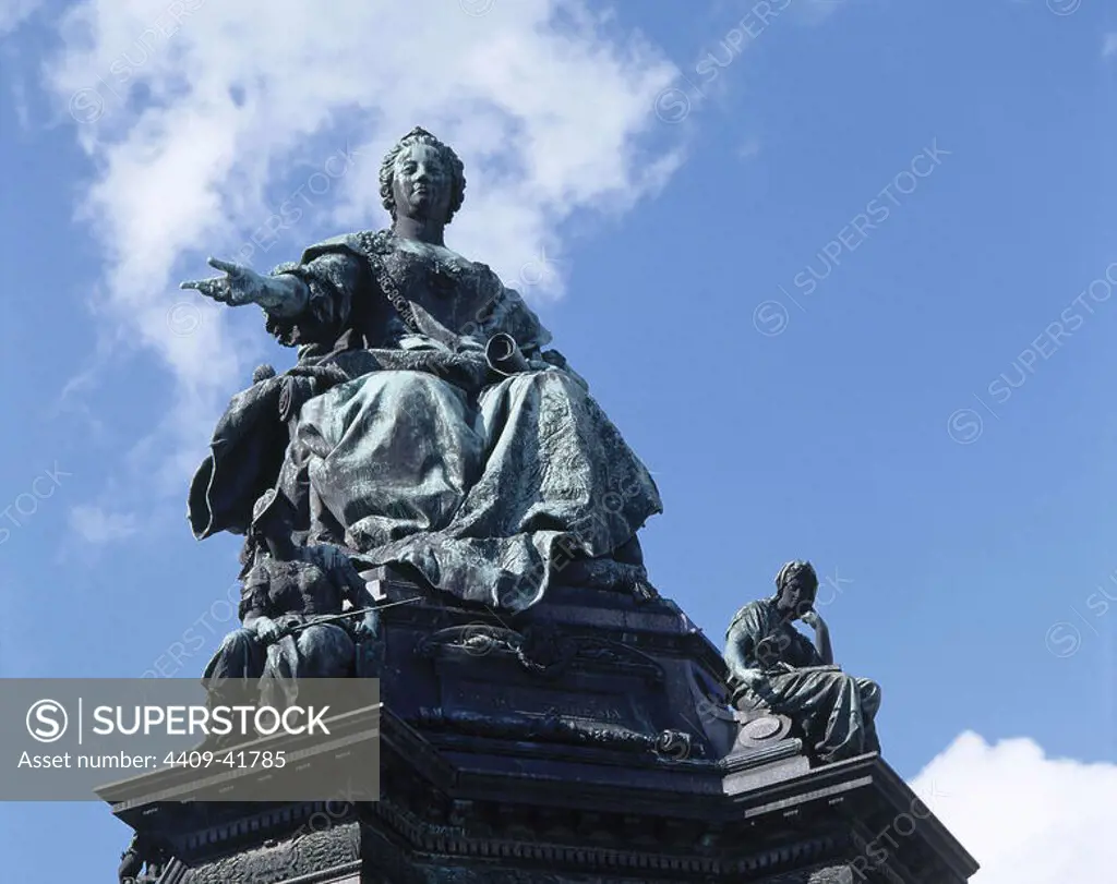 MARIA TERESA DE AUSTRIA (Viena,1717-Viena,1780). Archiduquesa de Austria, emperatriz de Alemania (1740-1780), reina de Hungría (desde 1741) y de Bohemia (desde 1743), primogénita de Carlos VI. Estatua en Maria-Theresia-Platz, realizada en 1888 por Kaspar von ZUMBUSCH, representano a la emperatriz llevando en la mano la Pragmática Sanción de 1713. VIENA. Austria.
