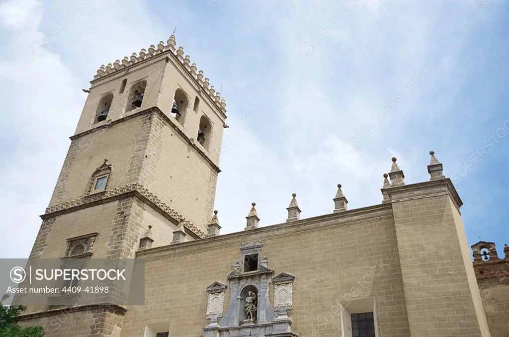 EXTREMADURA. BADAJOZ. Vista parcial de la CATEDRAL DE SAN JUAN iniciada por orden del Obispo Pedro PEREZ (1232), aunque las obras se prolongaron hasta el s. XVII. España.