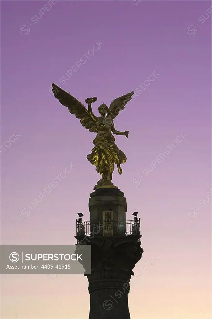 ESTATUA DE LA VICTORIA ALADA, conocida como "EL ANGEL", que corona el MONUMENTO A LA INDEPENDENCIA, situado en el Paseo de la Reforma e inaugurado en 1910 para commemorar el centenario de la independencia del país. Es obra de Enrique Alciati. MEXICO D. F. México.