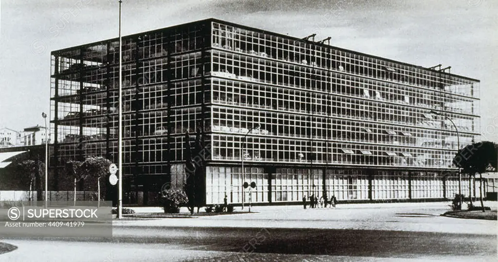 S.E.A.T. factory in Barcelona's Zona Franca. Car store. Exterior. "Journal of Architecture", 1960. No. 41. National Library. Madrid.