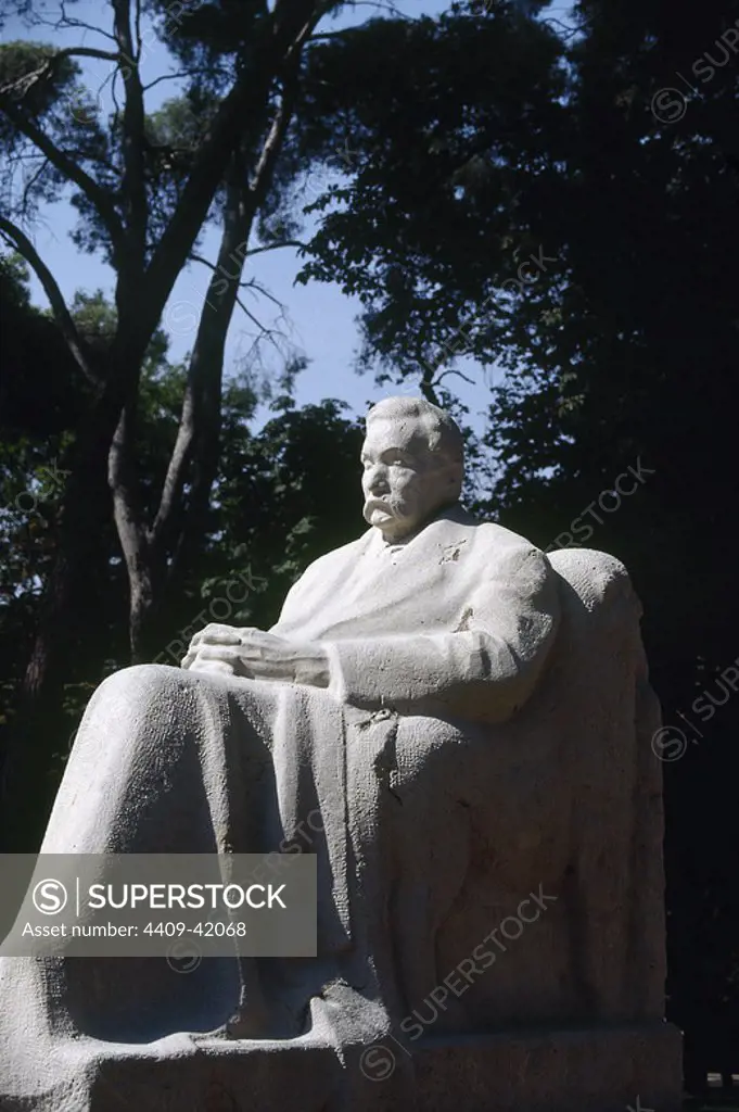 PEREZ GALDOS, Benito (1843-1920). Escritor español. MONUMENTO al escritor obra de Victorio MACHO realizada en 1919. Parque de El Retiro. MADRID. España.
