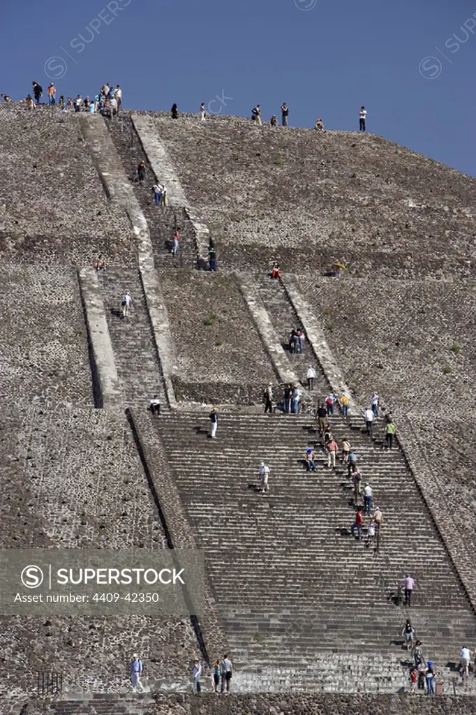 TURISTAS en la PIRAMIDE DEL SOL. SITIO ARQUEOLOGICO DE TEOTIHUACAN, declarado Patrimonio de la Humanidad por la UNESCO. México.