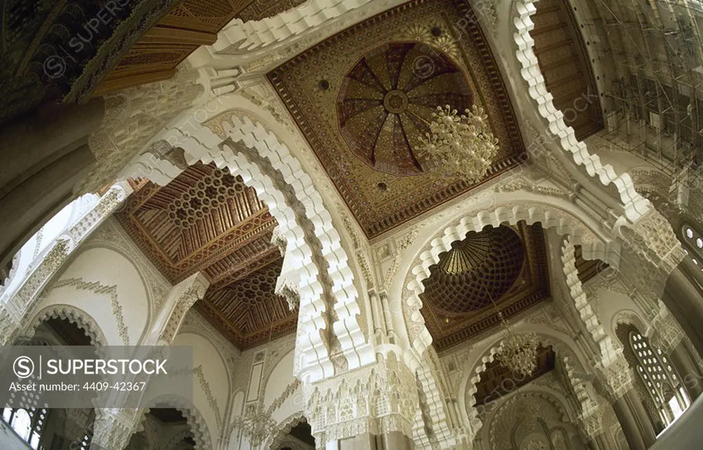 ARTE ISLAMICO. AFRICA. MEZQUITA DE HASSAN II. Vista interior de la cubierta realizada a base de pequeñas cúpulas y arcos cubiertos por una rica ornamentación. CASABLANCA. Marruecos.