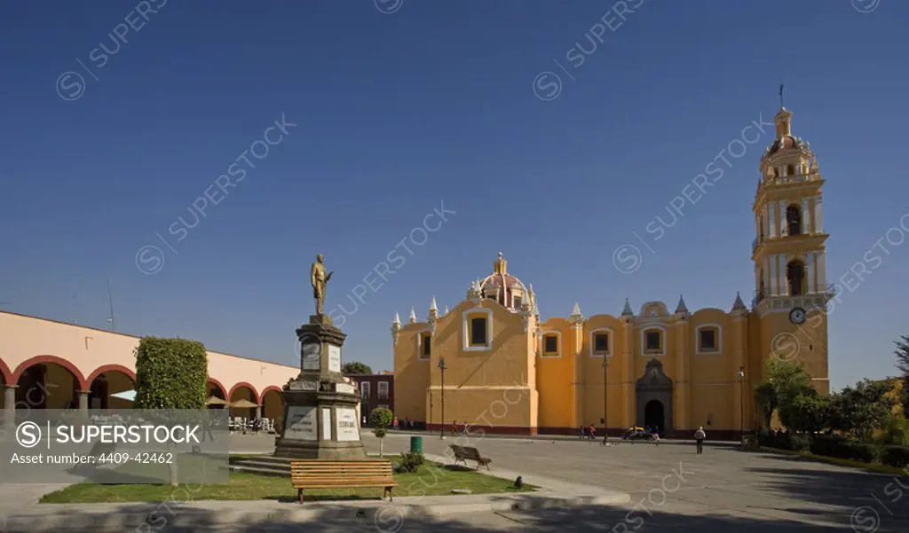 Mexico. Cholula. Zocalo Square and Saint Peter's Church. In the centre, monument to Benito Juarez (1806-1872).