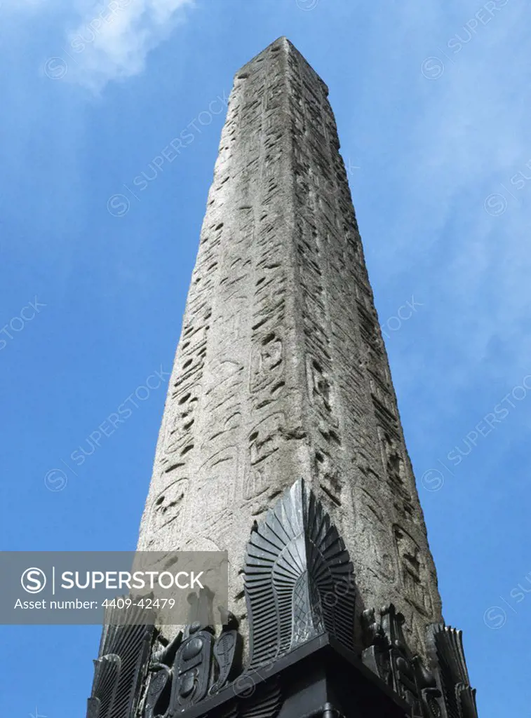 ARTE EGIPCIO. CLEOPATRA'S NEEDLE. Obelisco egipcio de granito rojo del siglo XV. que procede de Heliópolis, fue llevado a Londres en 1878. LONDRES. Inglaterra.