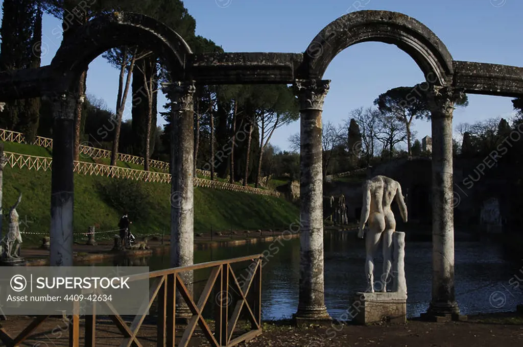 Italy. Hadrian's Villa. Imperial Villa built by Emperor Hadrian (76-138). 2nd century. The Canopus. Statue. Tivoli.