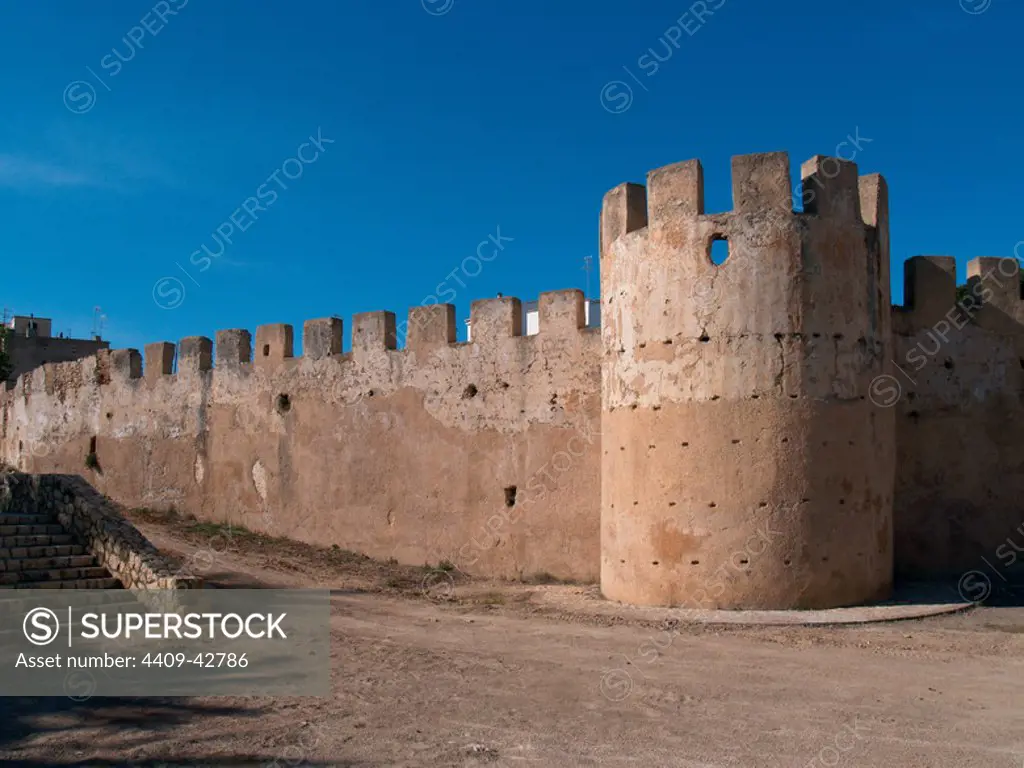 ARTE ISLAMICO. ESPAÑA. MURALLA ARABE en ALZIRA. Conserva un lienzo de unos 300 metros. Su fecha de construcción es el siglo XII. Provincia de Valencia. España.