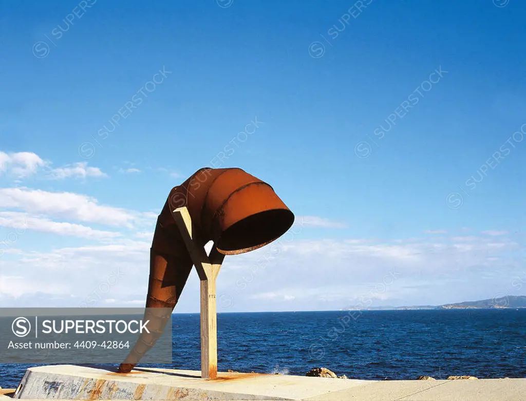 GALICIA. A CORUÑA. Vista de "LA CARACOLA", recreación de la concha de un gran molusco, realizada en acero cortén por el escultor gallego Moncho AMIGO (A Coruña, 1952). Está situada en la PUNTA HERMINIA dentro del PARQUE ESCULTORICO que rodea la Torre de Hércules, construído a partir de 1995 a raíz del desastre del "Mar Egeo". España.