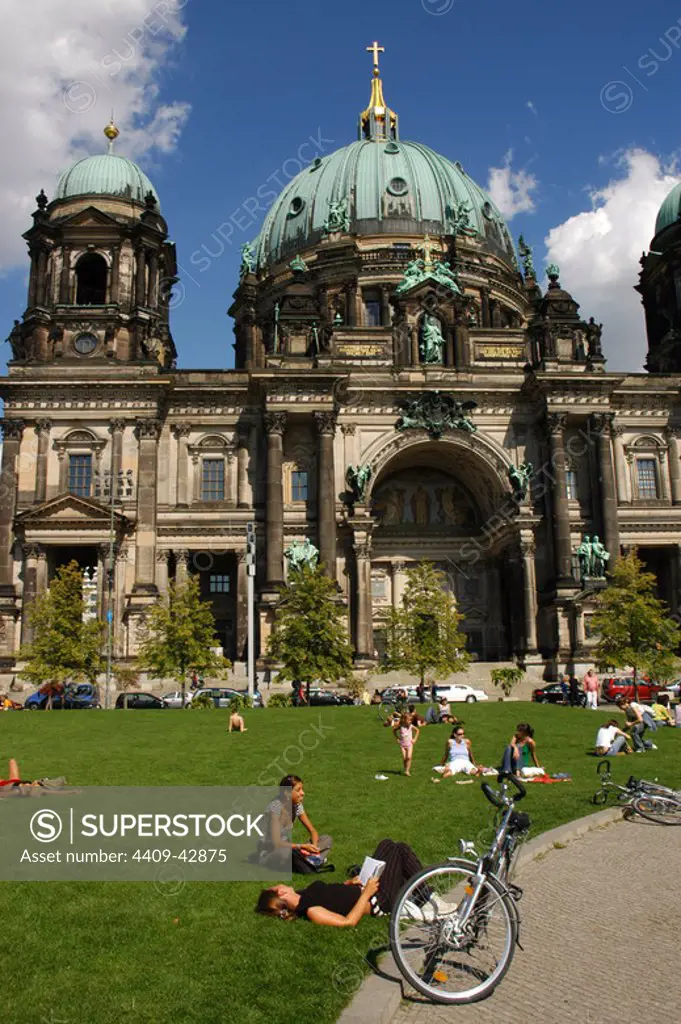ALEMANIA. BERLIN. Catedral (Berliner Dom), erigida a finales del S. XIX por Guillermo II de Prusia y reconstruída tras la II Guerra Mundial. En primer término, gente en el césped del "Lustgarten" (Jardín del Placer) .