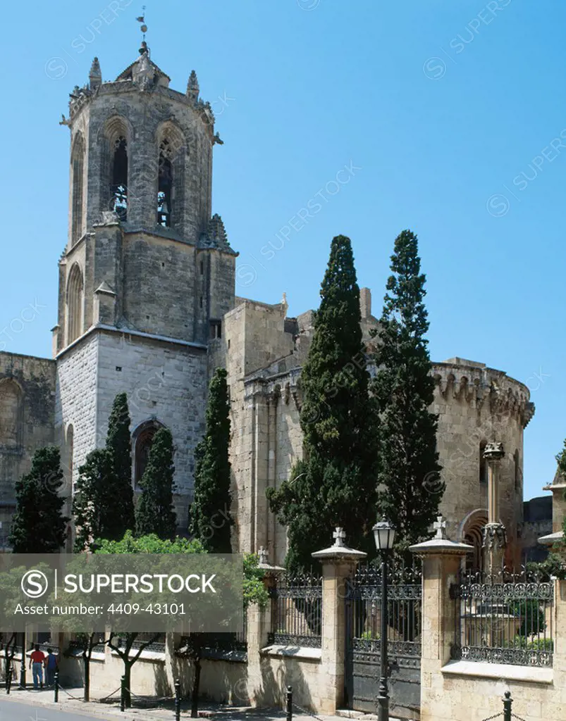 Spain. Catalonia. Tarragona. St. Mary's Cathedral (1170-1331). Dome and apse. The Romanesque apse retains the appearance of fortress, while the whole building shows various stylistic phases of the Gothic. Exterior.