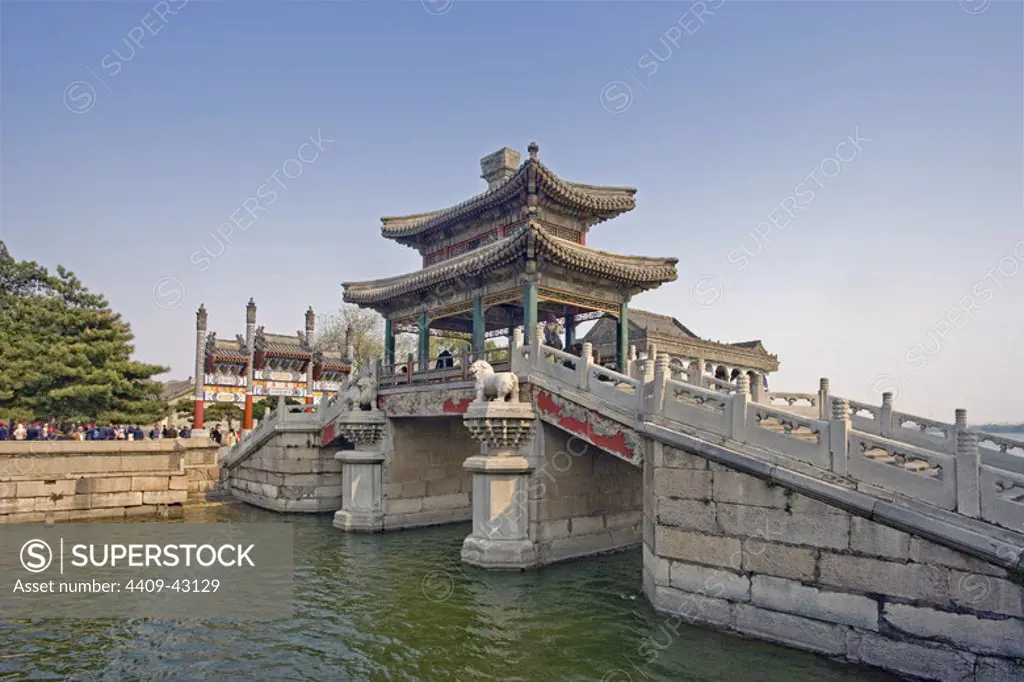 China. Beijing. Summer Palace complex (18th century). Bridge.