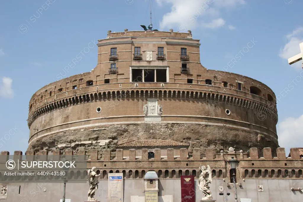 Roman Art. Mausoleum of emperor Hadrian or Castle Sant'Angelo. Built in 139 A.D. and turned into a fortress during the Middle Age. View the Mausoleum with bridge and the river Tiber, decored with angels statue. Rome. Italy. Europe.